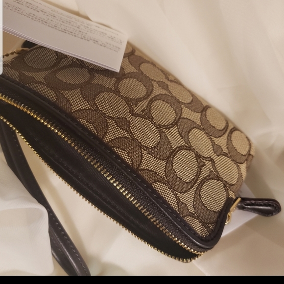 COACH Wristlet Signature Design - Picture 3 of 3